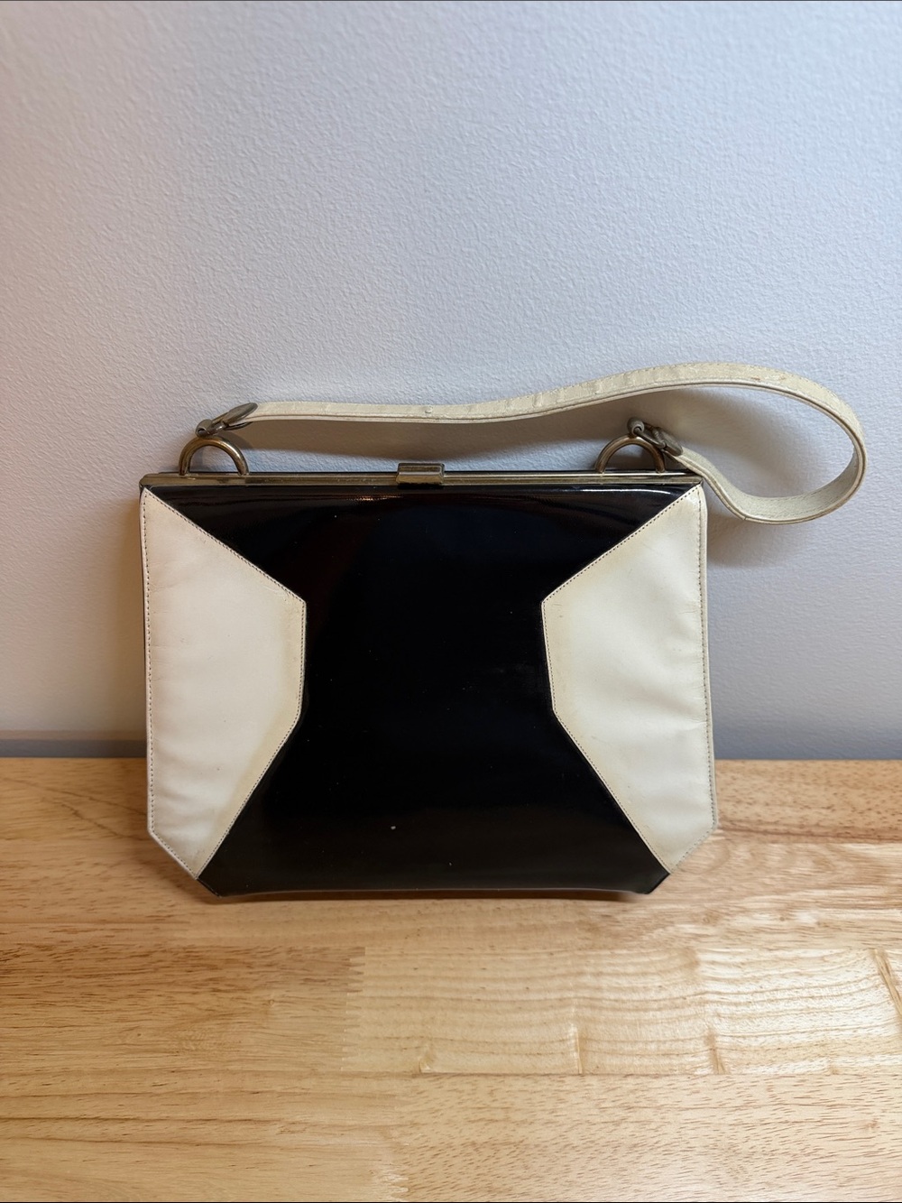 1950s Black and Cream Patent Leather Hand Bag - Classic Two-Tone Design